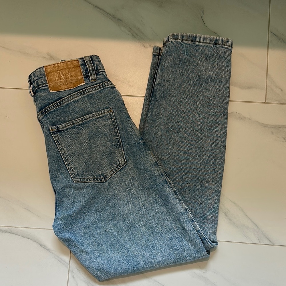 Zara Blue Straight Leg Jeans with Authentic Vintage Appeal